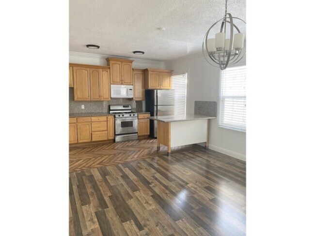 Foto del edificio - NEW LISTING! Upper End 2BR/2BA,Granite, Ha...