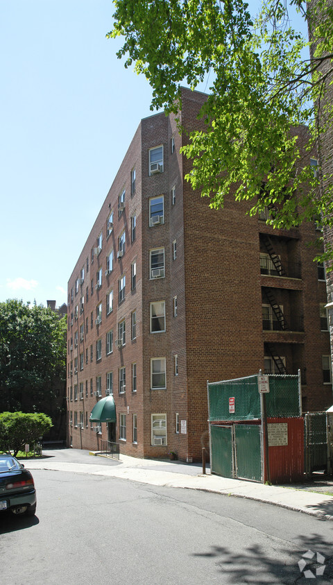 Foto del edificio - 12 Westchester Ave