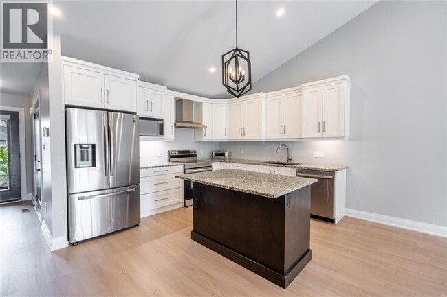 Building Photo - 709 Ferdinands Cres