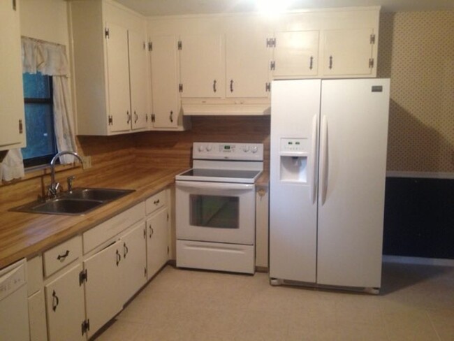 Building Photo - Charming 3BR/2BA Home with Elegant Feature...