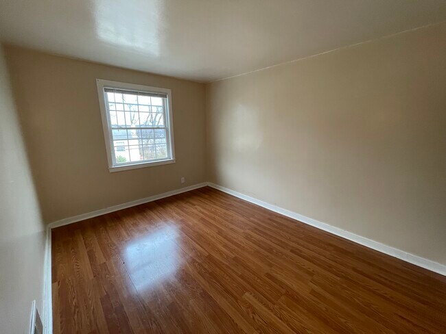 Foto del edificio - 343 Hemlock Dr