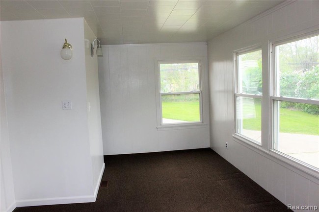 Building Photo - 1505 W Nine Mile Rd
