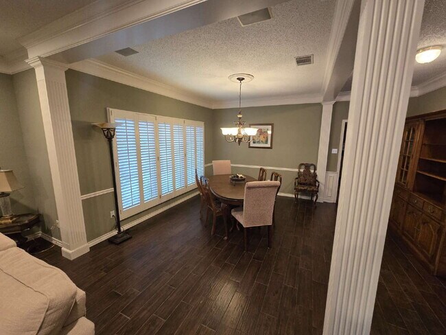 Building Photo - "Discover Spacious Comfort: 3-Bed, 2-Bath Gem on 77th Street (furnished)