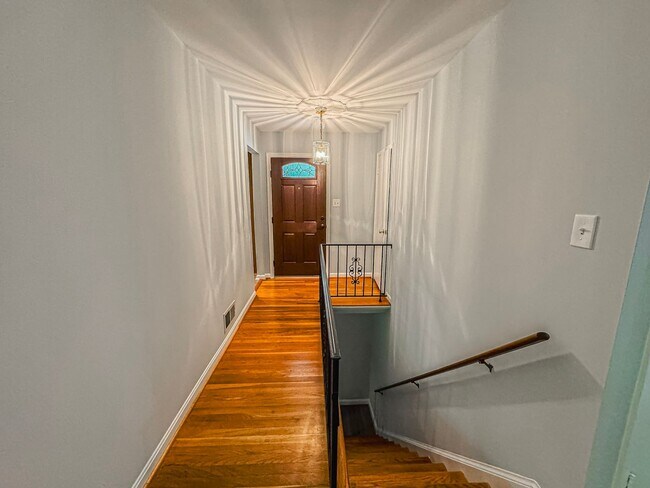 Foto del edificio - Sought-After 4 Bed 3 Bath L-Shaped Rambler...