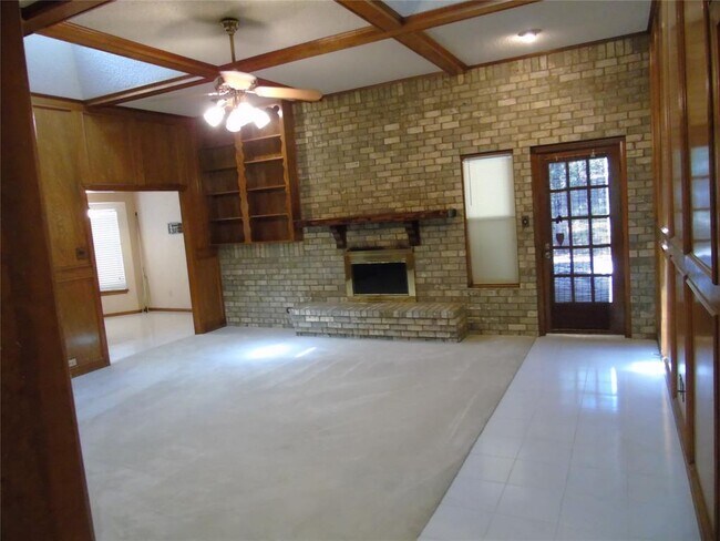Building Photo - 2221 Lakeview Dr