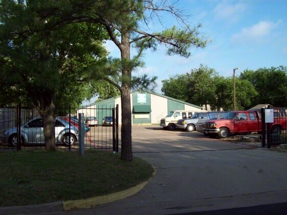 Building Photo - 406 N Oak St