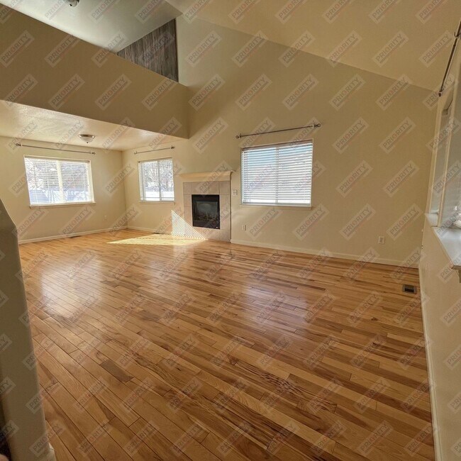 Foto del edificio - 2 garages?! You don’t want to miss this one!