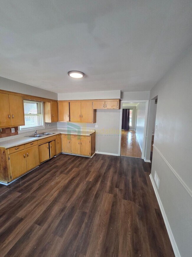 Foto del edificio - Beautifully Renovated 4-Bedroom Home with Finished Basement & Fenced Yard