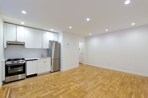Primary Photo - 300 W 12th St