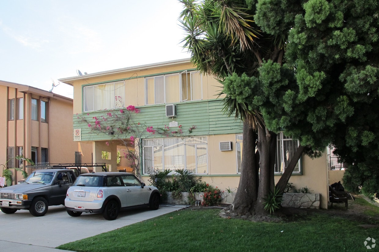Building Photo - 102 N Hayworth Ave