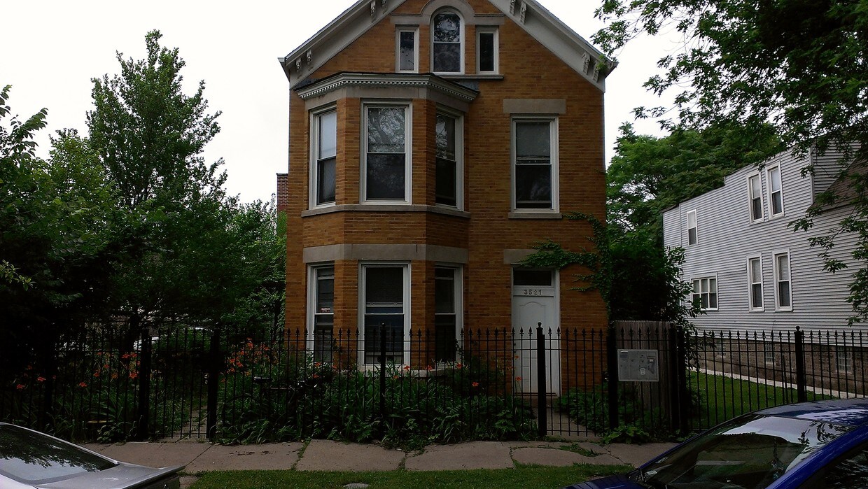 Vista a la calle - 3521 W Cortland St