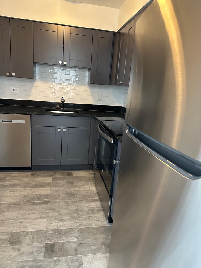 Building Photo - 3825 N Pine Grove Ave