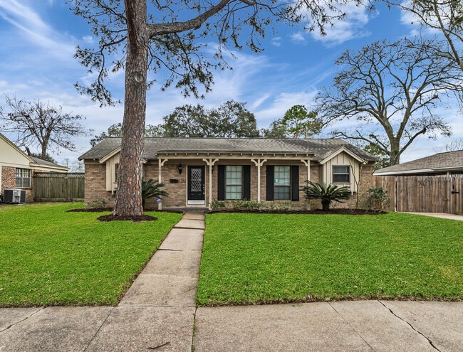 Foto del edificio - 5807 Burlinghall Dr