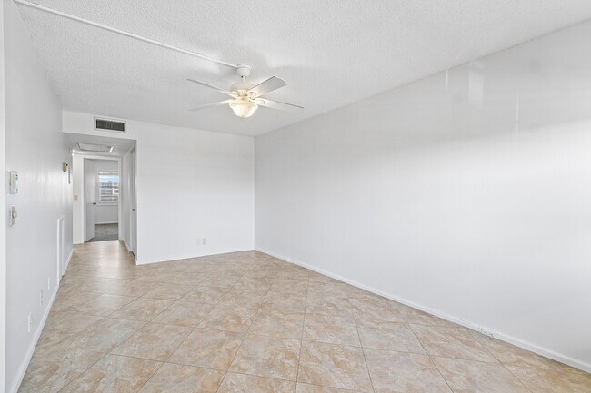 Foto del edificio - 3055 Wolverton C
