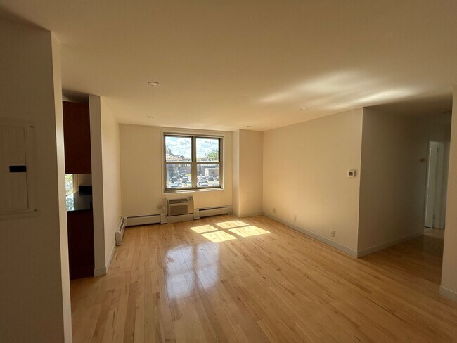 Building Photo - 10 Camelot Ct