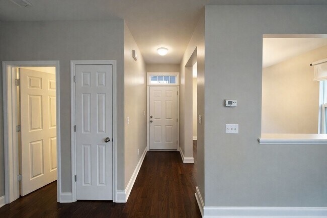 Foto del edificio - 121 Walnut Cove Dr