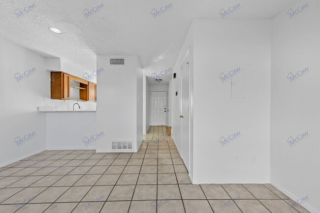 Building Photo - Charming and Well-Maintained Unit in a Fri...