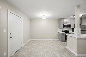Building Photo - 2201 Fountain View Dr