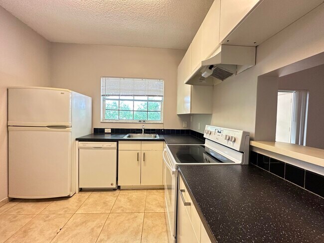 Foto del edificio - 641 Cypress Lake Blvd