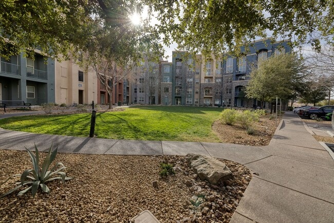 Foto del edificio - Guard Gated 3rd Floor Unit off Las Vegas Blvd