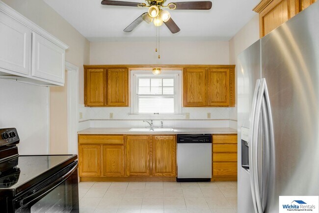 Building Photo - 2 bedroom in College Hill
