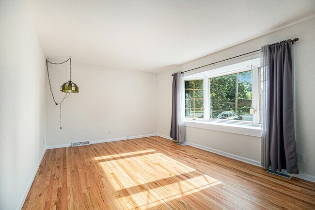 Foto del edificio - 1035 N Maple Rd