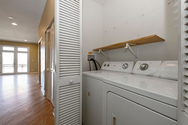 Building Photo - Bronzeville Unit Available Now!