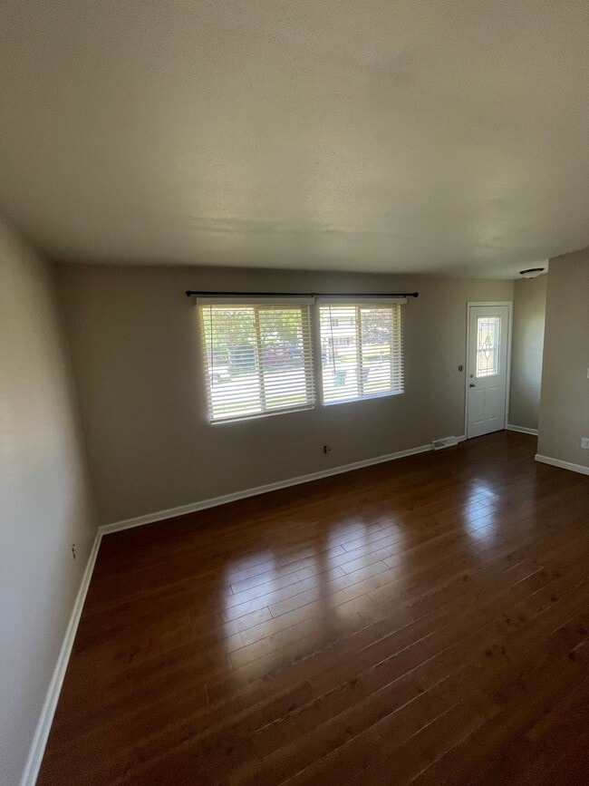 Building Photo - 9309 Florence Dr