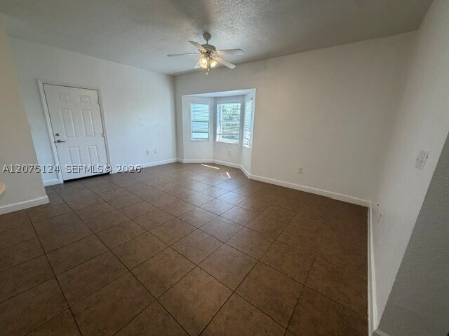 Foto del edificio - 2210 Hammock Square Dr