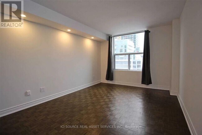 Photo du bâtiment - 5795 Yonge St