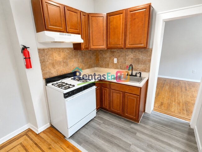 Building Photo - 658 Sanford Ave