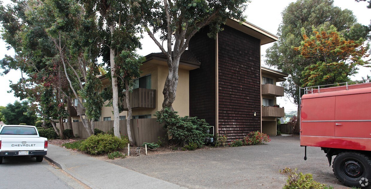 Building Photo - 300 Oxford Way