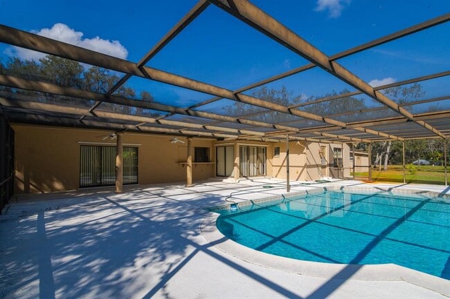 Foto del edificio - 10206 Lakeview Dr