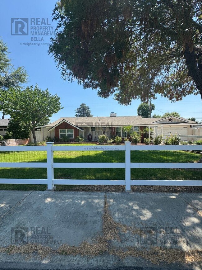 Foto del edificio - 3-Bed, 2-Bath Oasis in Hemet with Sparklin...