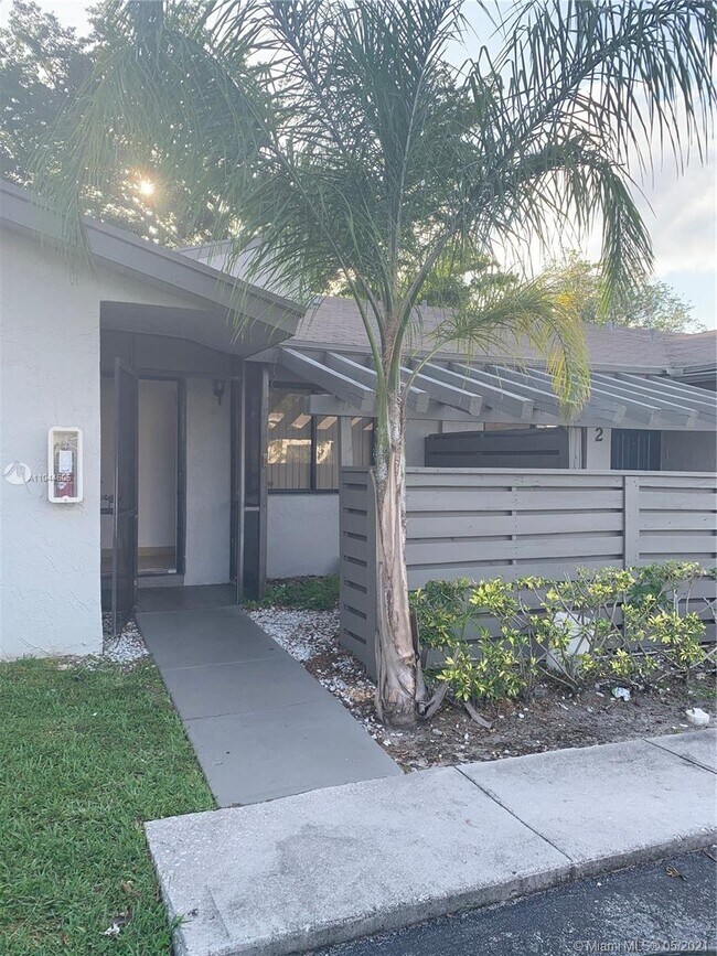 Building Photo - 453 Lakeview Dr