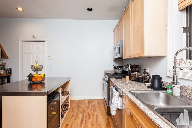 Building Photo - STUNNING 2BED/2BA RIVER WEST CONDO W/ PARK...