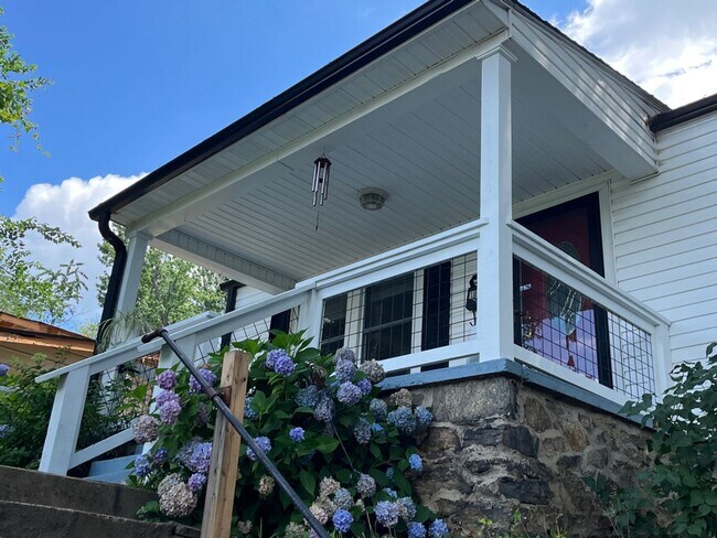 Foto del edificio - Central AVL - Beautifully Kept Older Home ...