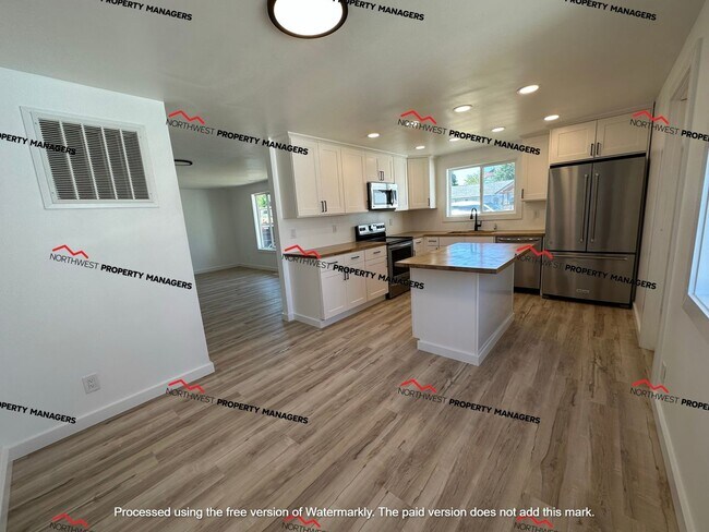 Foto del edificio - STATUS: *PENDING APPLICATION*  | R293 | $2095.00    **** MOVE IN SPECIAL ****