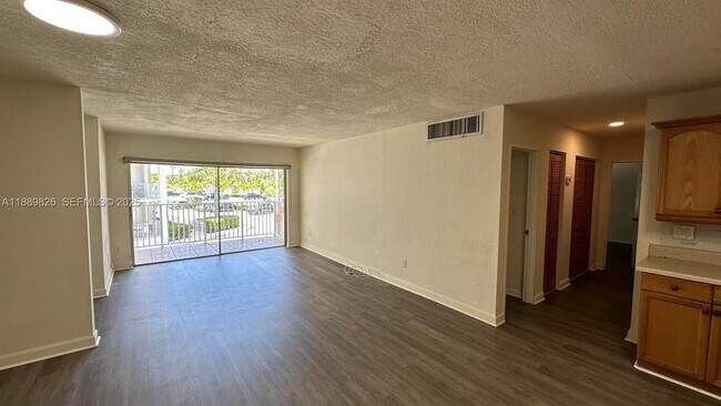 Foto del edificio - 4460 NW 79th Ave