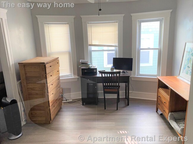 Building Photo - Tufts 2 Bedroom - Hardwood Floors, Parking...