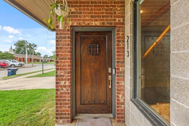 Foto del edificio - 213 N Houston Ave