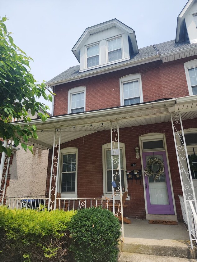 Primary Photo - 132 E 8th Ave