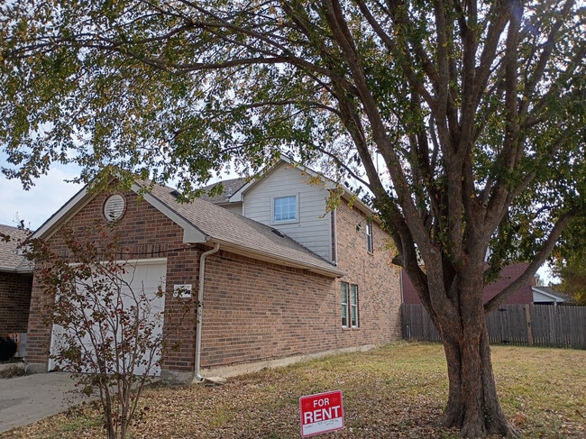 Building Photo - Room in Duplex on W Walton Way