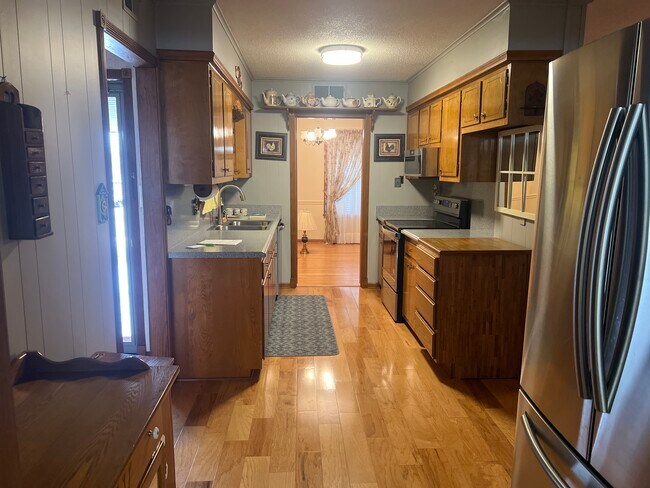 Building Photo - 6245 Gillham Dr