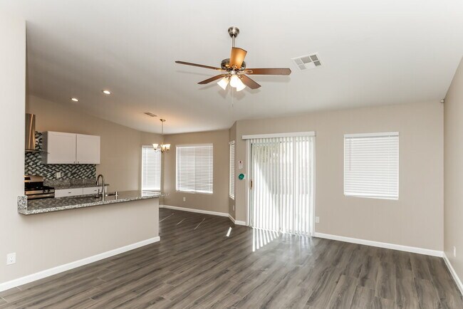 Foto del edificio - 1079 Featherwood Ave