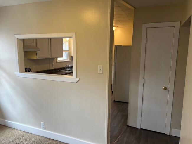 Building Photo - 3BR/1BA Single Family House By Augustana &...