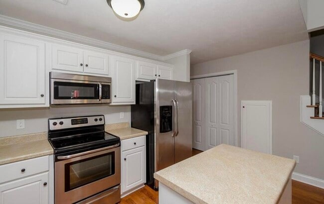 Building Photo - 834 Landing Dr