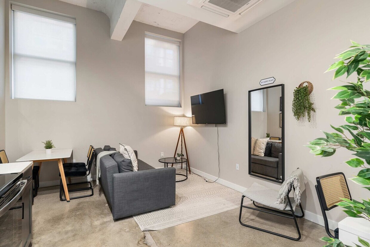 Foto principal - 205 W 4th St