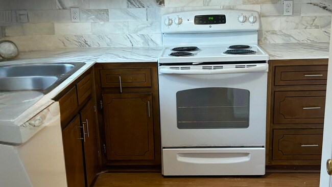 Cocina con protector contra salpicaduras y electrodomésticos actualizados. - 905 Park Pl NE