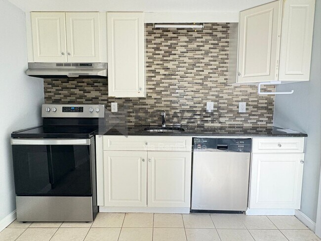 Foto del edificio - 10 Pine Grove Ave